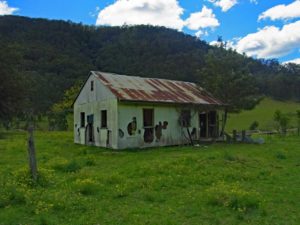 Abandoned building at Dalmorton on Old Glen Innes Road